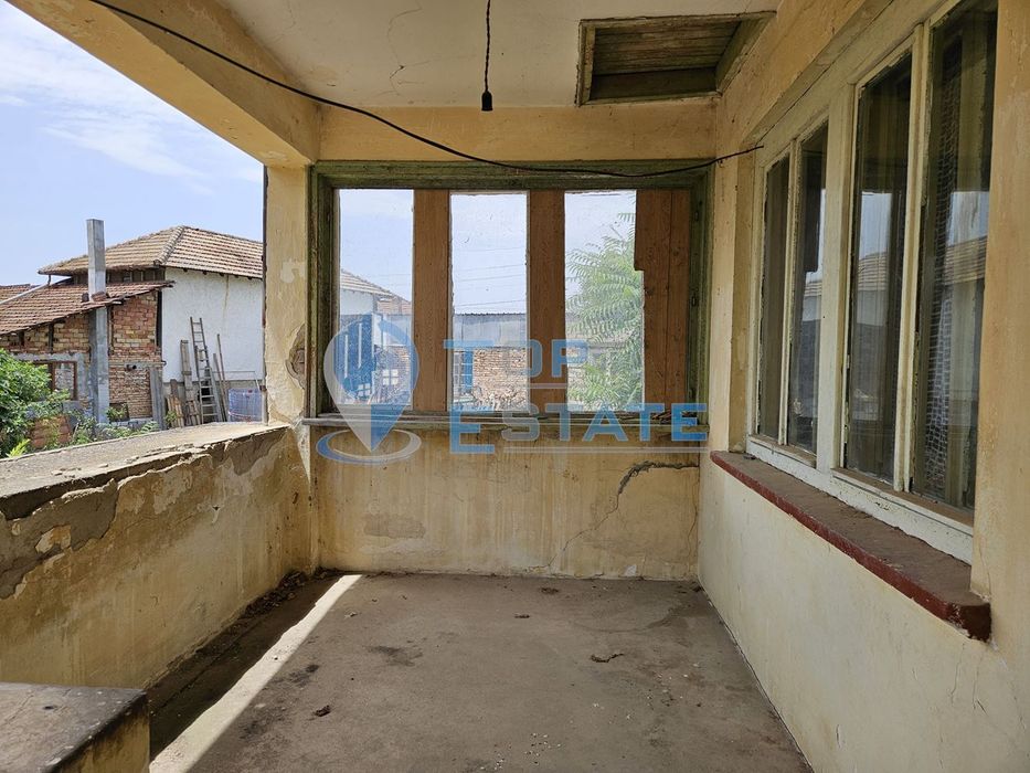 Здрава тухлена къща с кладенец в село Караисен