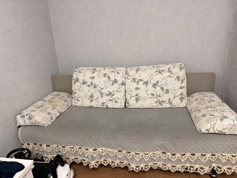 Отдам даром диван с подушками
