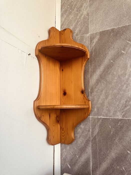 Ъглова дървена етажерка от масив – 90 см