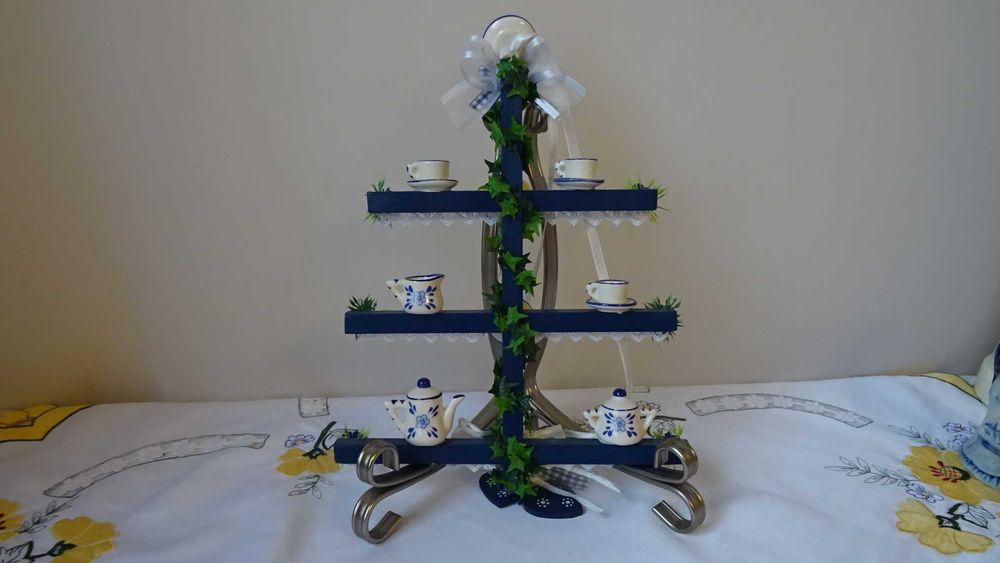Декоративна висяща етажерка с миниатюрен сервиз  в делфтски стил.