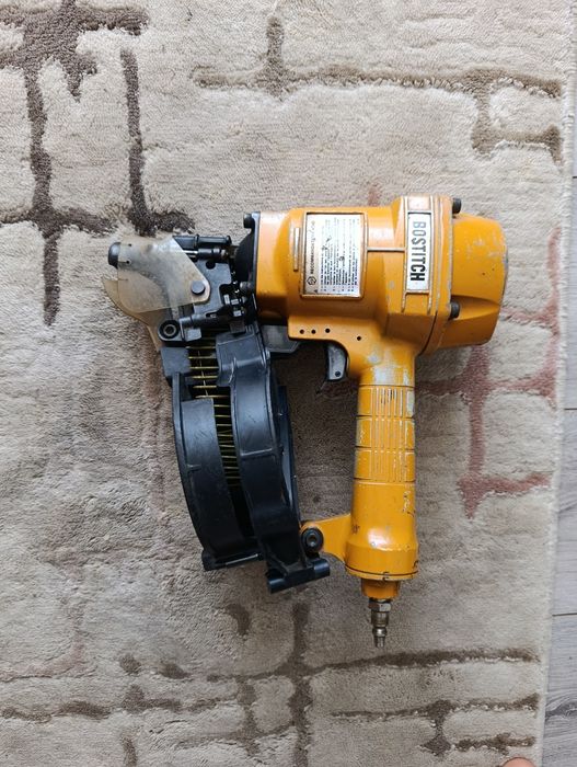 Vând pistol de bătut cuie pneumatic