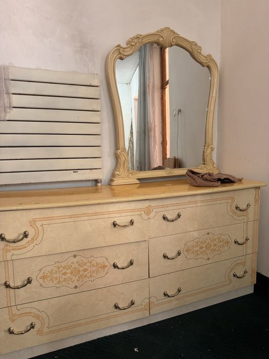 Eski italyanskiy spalniy mebel sotiladi