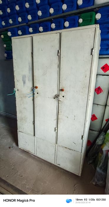 Железный шкаф  гардеробный мощный заводской