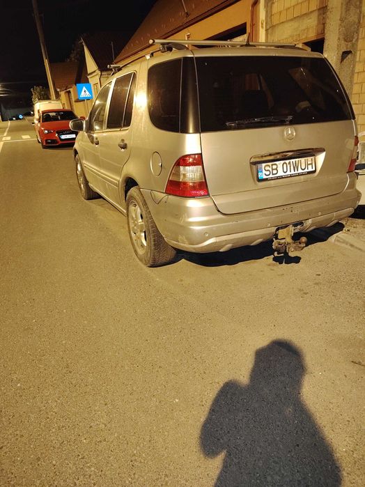 O mașină  mercedes meleu