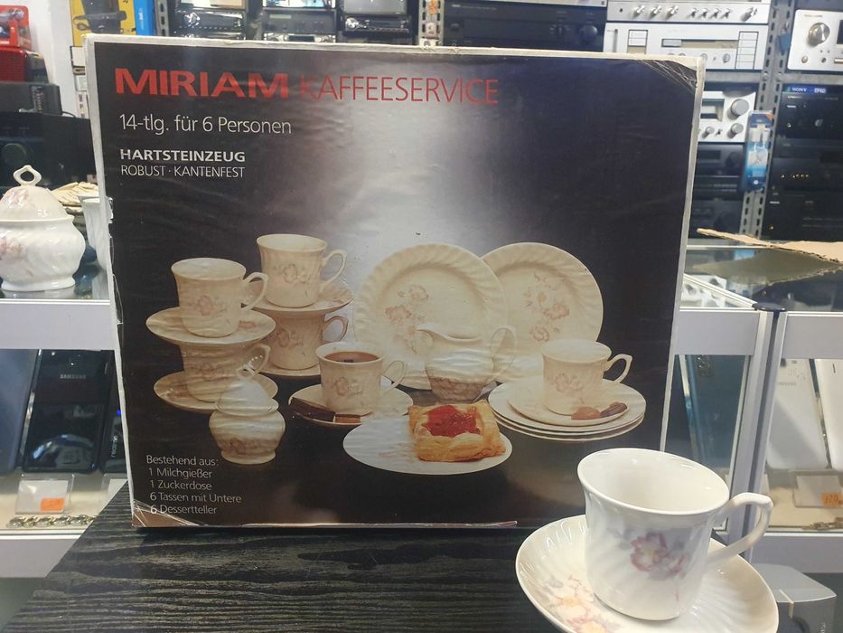 Порцеланов комплект / Сервиз за кафе с 6бр. чаши с 6бр. чинии, 6 по