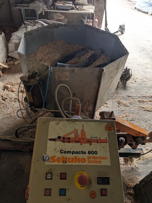 Presa de brichete Schuko Compacto 800