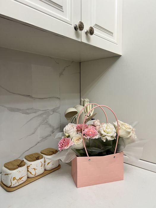 Цветы  свежие вчера подарили