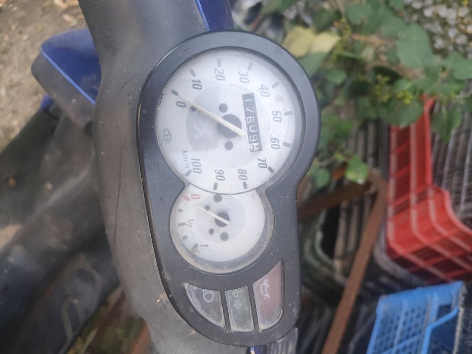 Scuter Peugeot trekker road