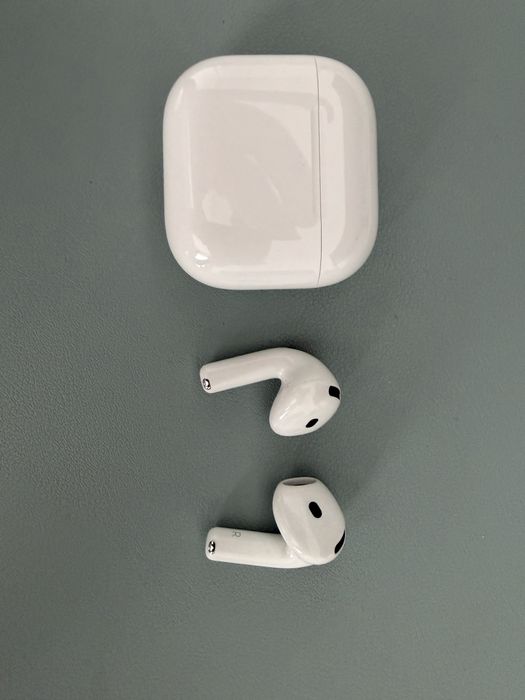 AirPods 4 cu anularea activă a zgomotului