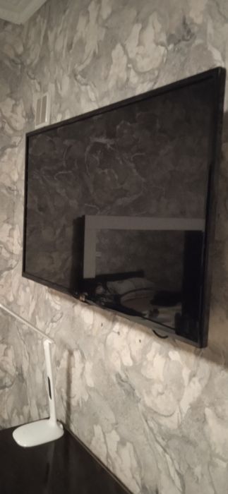 Продается телевизор LG 42 дюйма НЕ СМАРТ. Экран с трещиной
