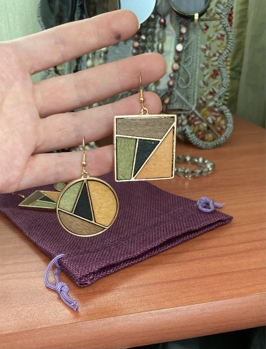 серьги длинные.