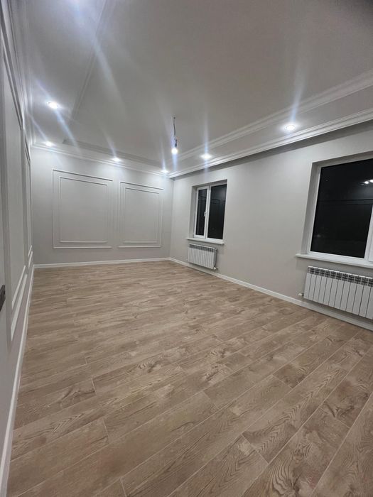 Үлкен кеуделерді сипау фотосы