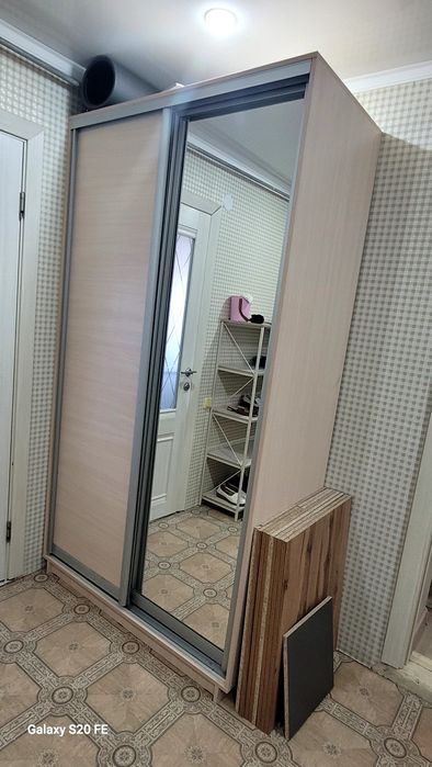 Шкаф купе, диван.