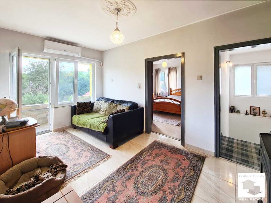 175101 Масивна къща с голям двор и кладенец  в село Петко Славейков