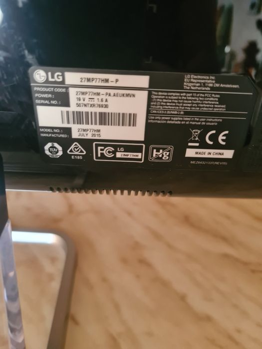 Монитор LG 27" с прозрачна стойка.