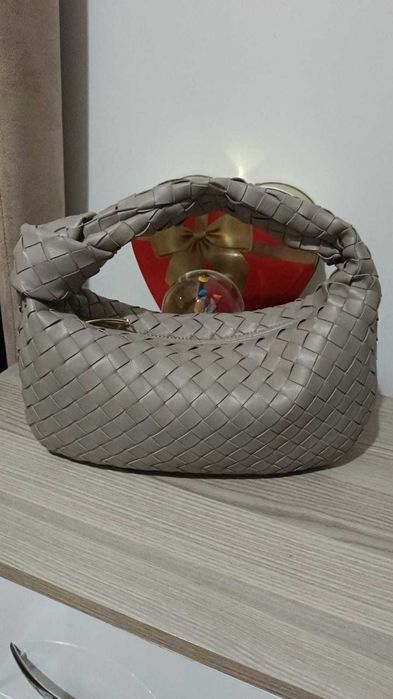 Продавам чанти на Bottega