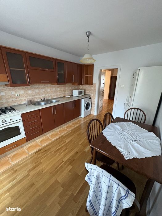 Apartament cu 4 camere, garaj , beci, pod și 3 balcone