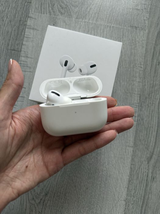 AirPods Pro кейс и левое ухо