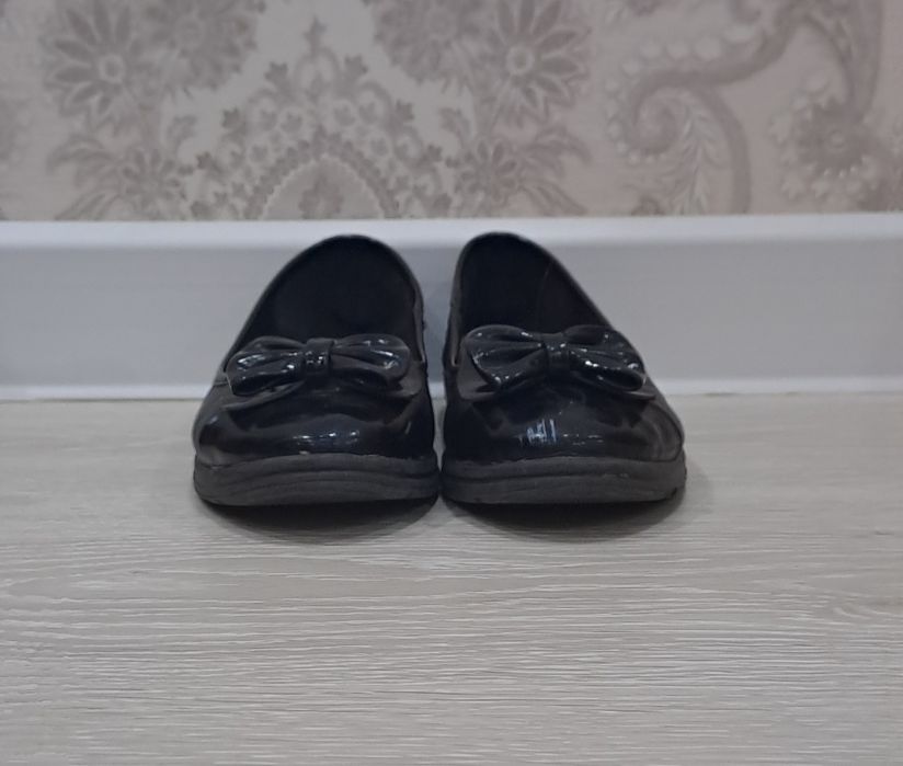 Продам школьную обувь