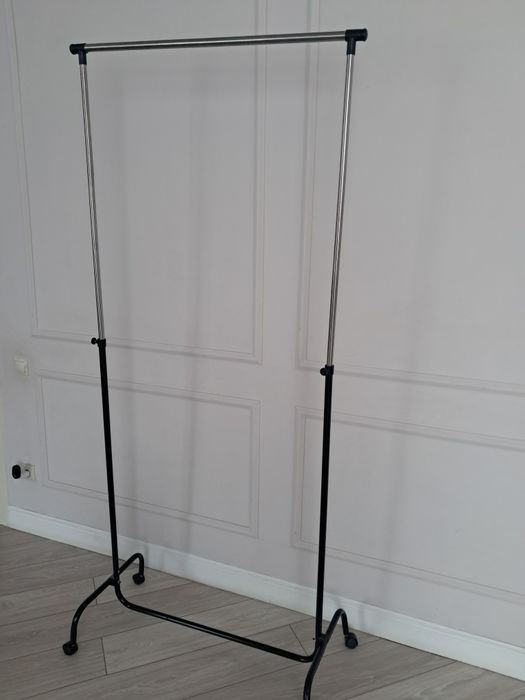 Напольная гардеробная вешалка.