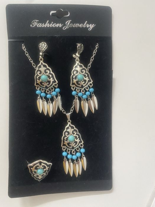 Продам новые  серьги и комплект