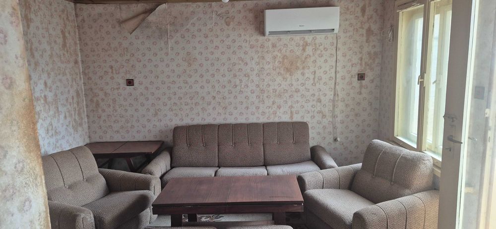 Продава се долен, самостоятелен етаж 30 кв.от къща/ тухла, кв.Даме Груев.
