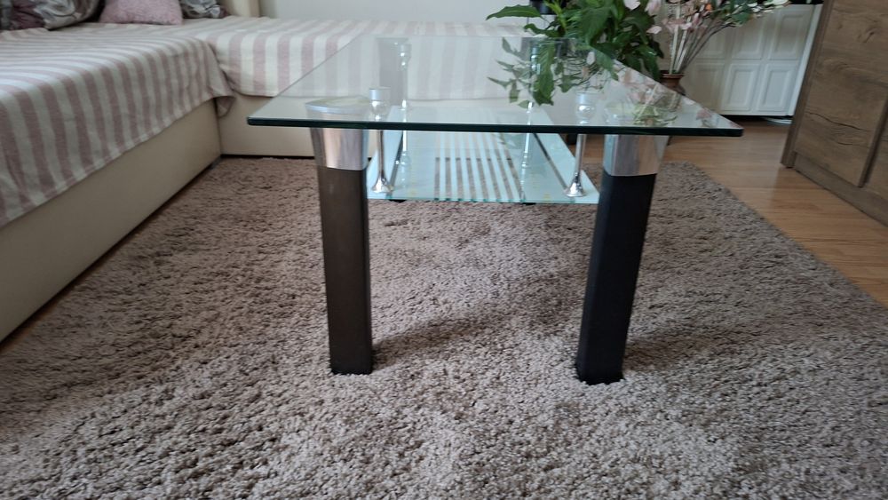 Vînd măsuță de cafea din sticlă  cu  dimensiunile de 110x60 cm