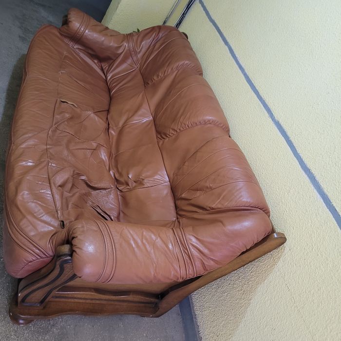 Кожен диван за вилата