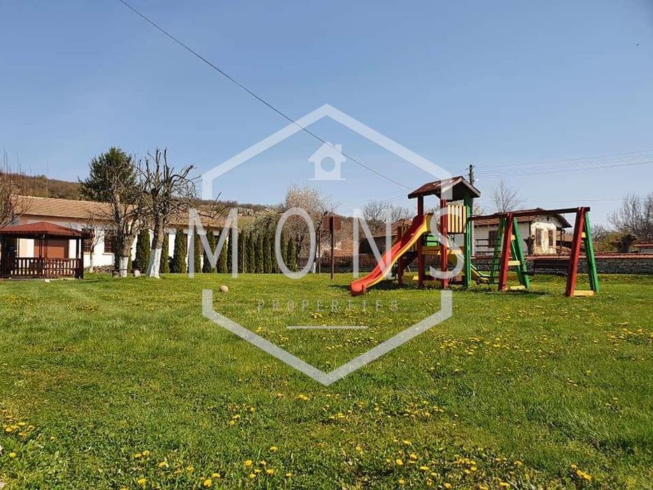 Хотел в Велико Търново, област-с.Емен площ 717 цена 449900