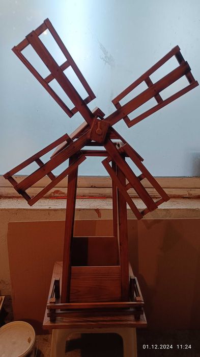 Продавам декоративна дървена мелница.
