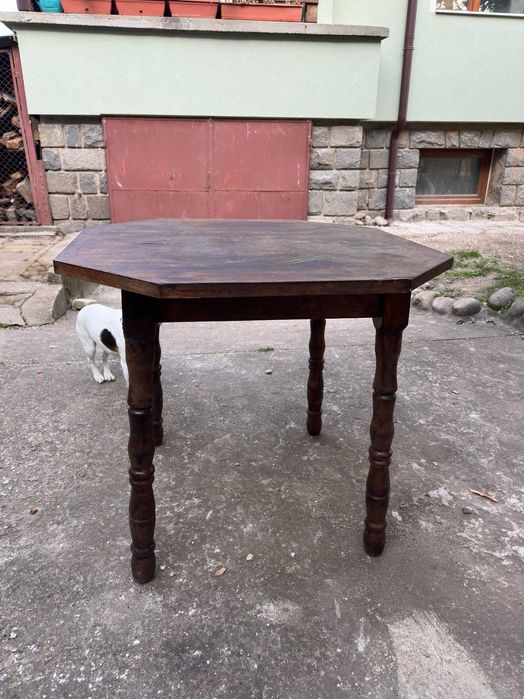 Масивна дървена маса