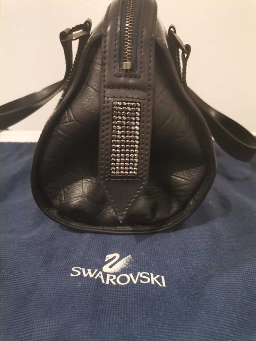 Черна кожена чанта Swarovski