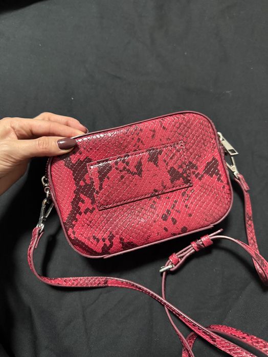 Нови чанти Zara, Guess и други