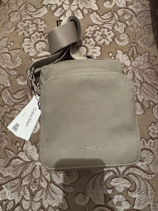 Барсетка Calvin Klein бежевая, монограммная