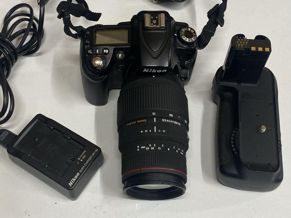 Aparat foto Nikon D 90,obiectiv Sigma ,70-300 mm,grip