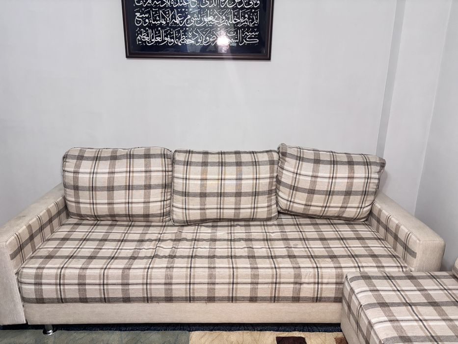 Диван угловой с подушками.