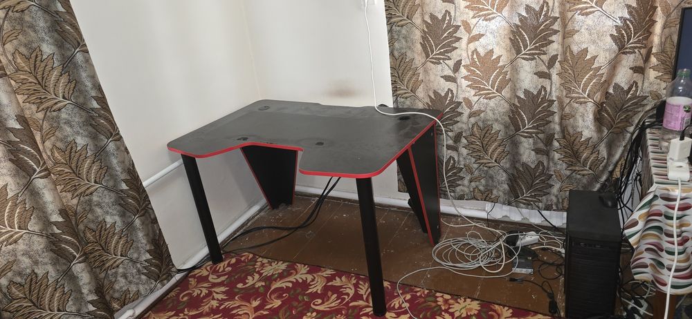Стол игровой для компьютера