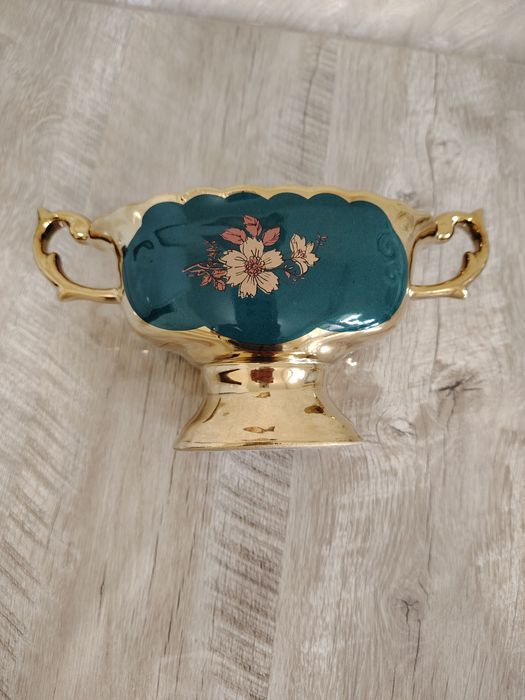 Продам набор салатник и конфетницу.