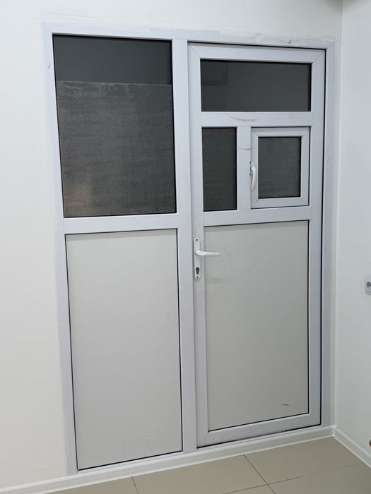 Пластиковая дверь