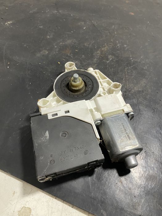 Motoras geam stanga spate Audi A3 8P 8P4959801B  2004-2009