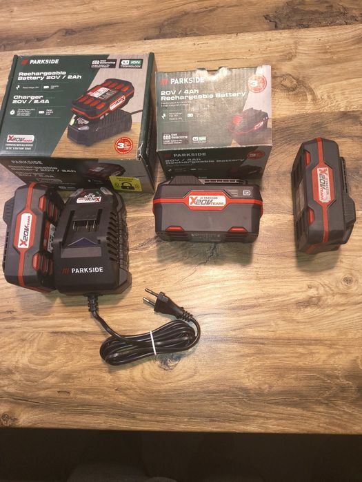 Baterii și încărcător Parkside pentru unelte electrice. Pachetul inclu