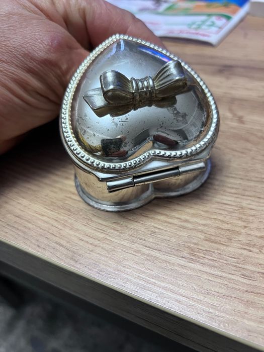 Уникално красива , посребрена кутийка за бижута