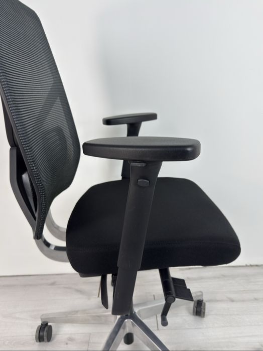 Офис столът Mesh 4 е най-новият модел С многобройни функции обзавеждан