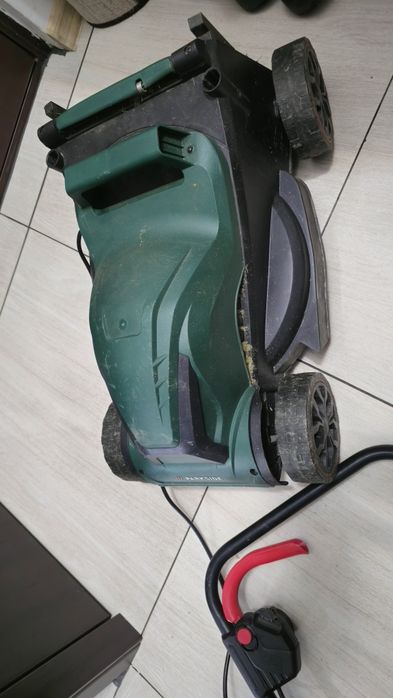 Masina electrica de tuns gazonul.