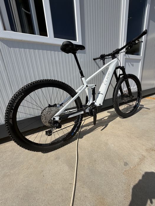 Bicicleta electrica cube  ONE44 EXC 800 METALLICWHITE BLACK 2025