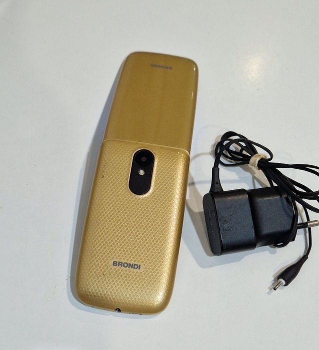 Super telefon cu clapeta.  Special pentru Seniori.