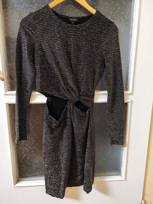 Блестяща рокля с гол акцент на ханша