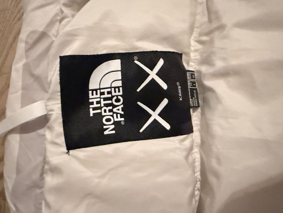 Vând geacă The North Face x KAWS