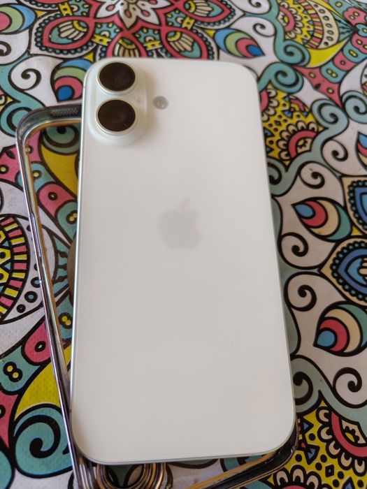 iPhone 17 със  Комплект  аксесоари.