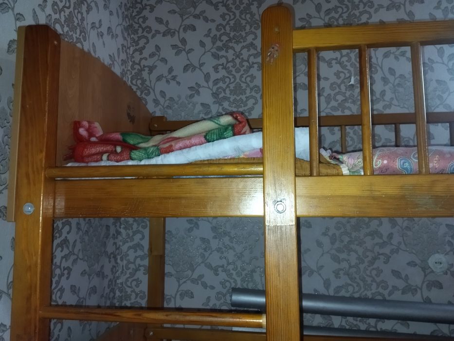 Двухярусная кровать из дерево